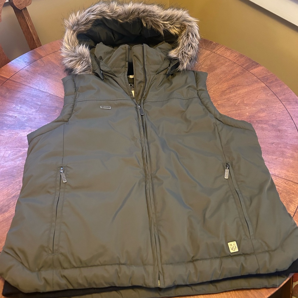 New Columbia down filled vest with fur lined hood( detachable)